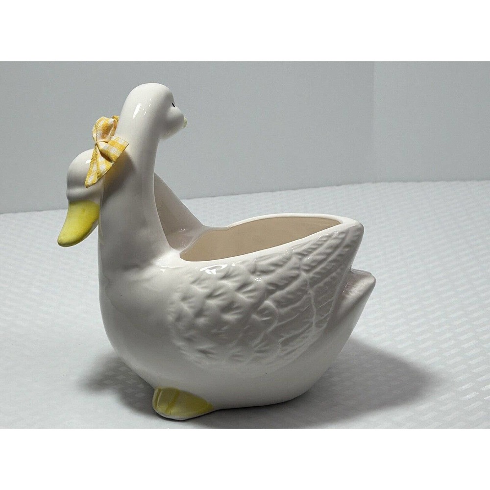 Mount Clemens Pottery Bowl White‎ Ducks Wearing Yellow/White Stripe Bows - Picture 2 of 11